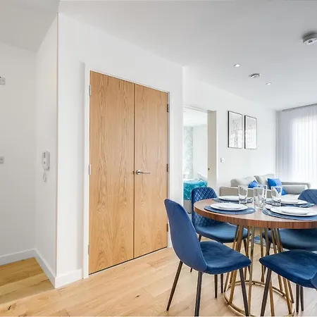 Maevela Apartments - New Build Luxury Apt With Juliet Balcony - 5 Min Walk From Bullring & Cube & Mailbox & New Street Station - Free Netflix & Wifi Birmingham