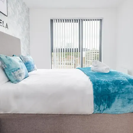 Maevela Apartments - New Build Luxury Apt With Juliet Balcony - 5 Min Walk From Bullring & Cube & Mailbox & New Street Station - Free Netflix & Wifi * Birmingham