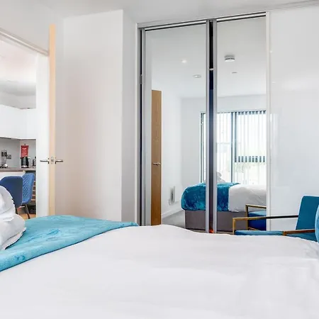 Apartman Maevela Apartments - New Build Luxury Apt With Juliet Balcony - 5 Min Walk From Bullring & Cube & Mailbox & New Street Station - Free Netflix & Wifi *