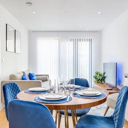 Maevela Apartments - New Build Luxury Apt With Juliet Balcony - 5 Min Walk From Bullring & Cube & Mailbox & New Street Station - Free Netflix & Wifi * Birmingham