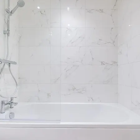 Maevela Apartments - New Build Luxury Apt With Juliet Balcony - 5 Min Walk From Bullring & Cube & Mailbox & New Street Station - Free Netflix & Wifi Birmingham