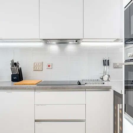 Apartman Maevela Apartments - New Build Luxury Apt With Juliet Balcony - 5 Min Walk From Bullring & Cube & Mailbox & New Street Station - Free Netflix & Wifi
